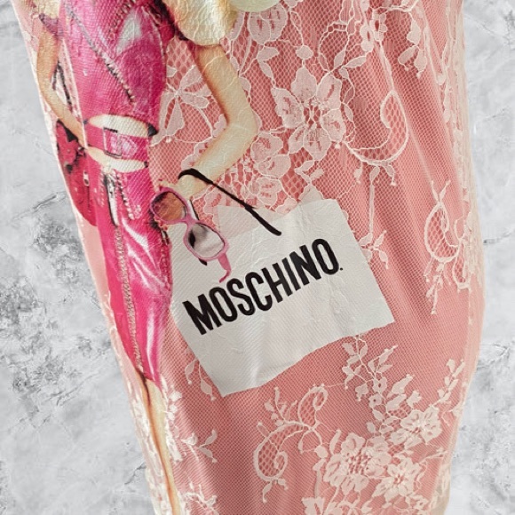 ɴᴡᴛ ᴍᴏꜱᴄʜɪɴᴏ ʙᴀʀʙɪᴇ ɢʀᴀᴘʜɪᴄ ᴛ-ꜱʜɪʀᴛ ᴅʀᴇꜱꜱ - Picture 7 of 11